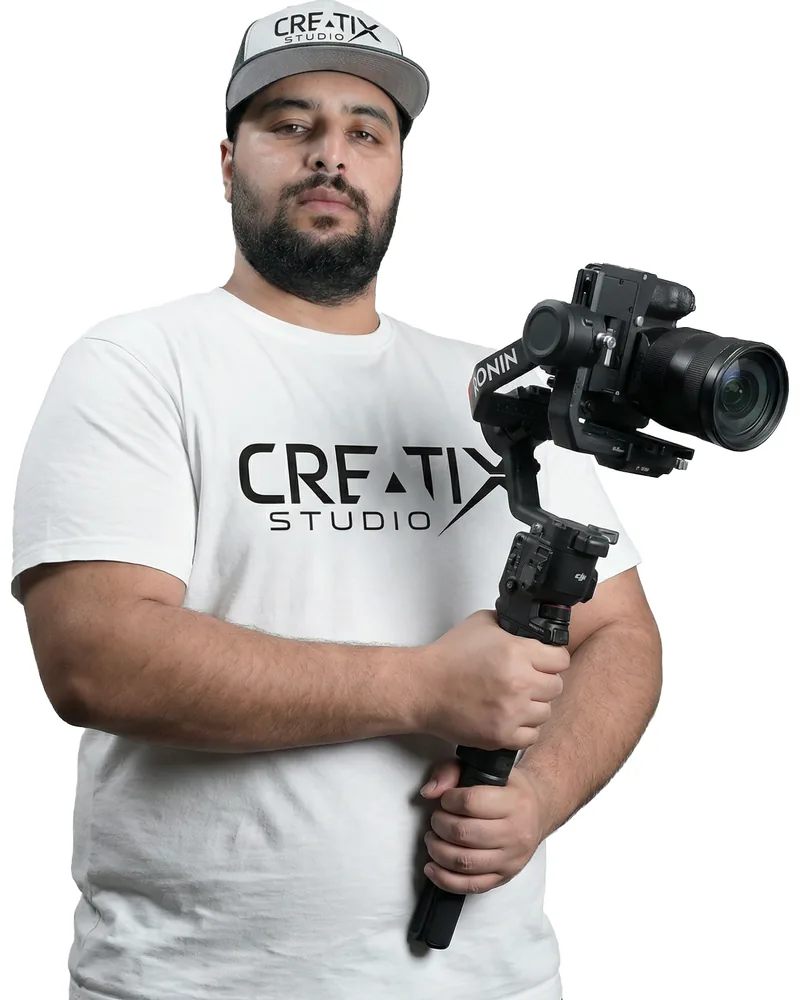 Karramou Mahmoud, filmmaker chez Creatix Studio, avec un stabilisateur DJI Ronin